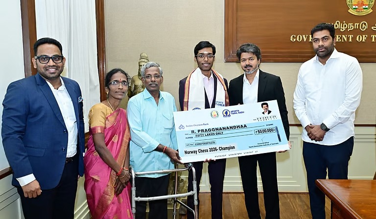 நார்வே செஸ் 2026 தொடரில் முதல் இந்தியராகப் பட்டத்தை வென்று வரலாற்றுச் சாதனை படைத்த கிராண்ட்மாஸ்டர் பிரக்ஞானந்தாவுக்கு ஊக்கத்தொகை ரூ.50 லட்சம் - முதல்வர் விஜய் வழங்கினார்!!